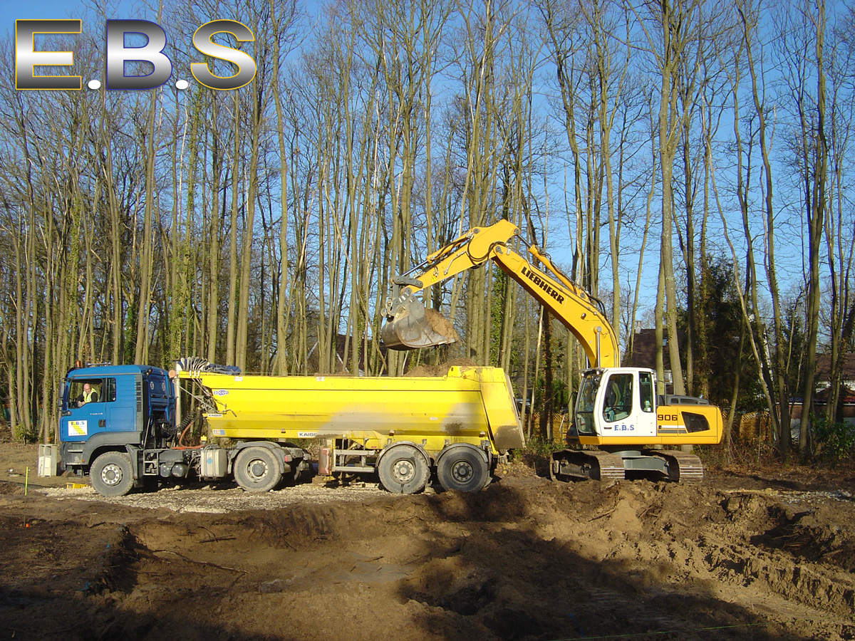 Travail de terrassement avec pelleteuses EBS